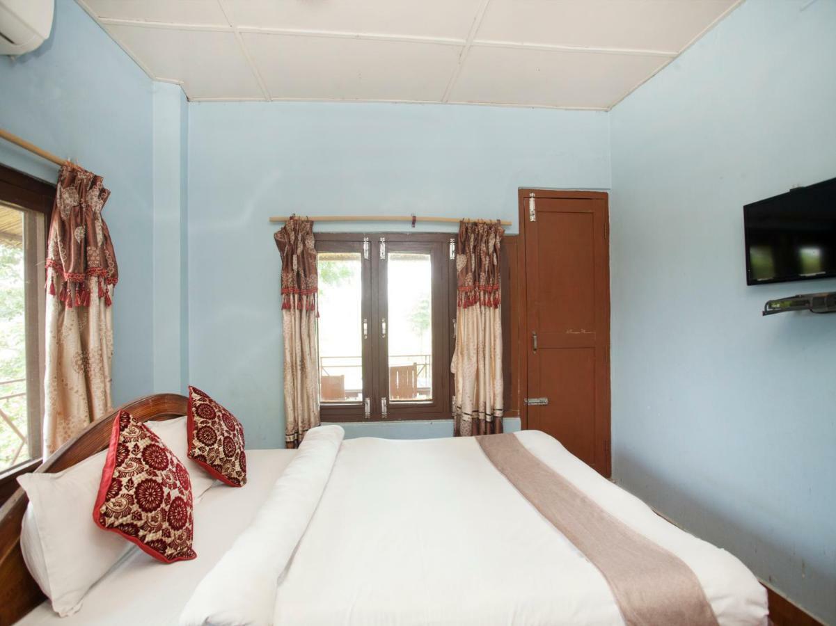 Spot On 486 Hotel Holy Lodge Sauraha Extérieur photo