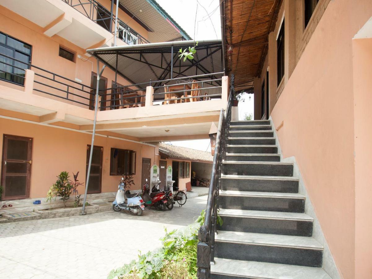 Spot On 486 Hotel Holy Lodge Sauraha Extérieur photo