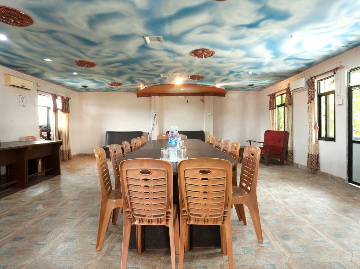 Spot On 486 Hotel Holy Lodge Sauraha Extérieur photo