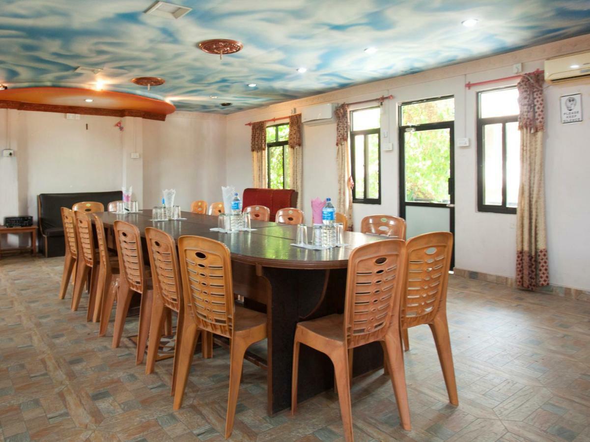 Spot On 486 Hotel Holy Lodge Sauraha Extérieur photo