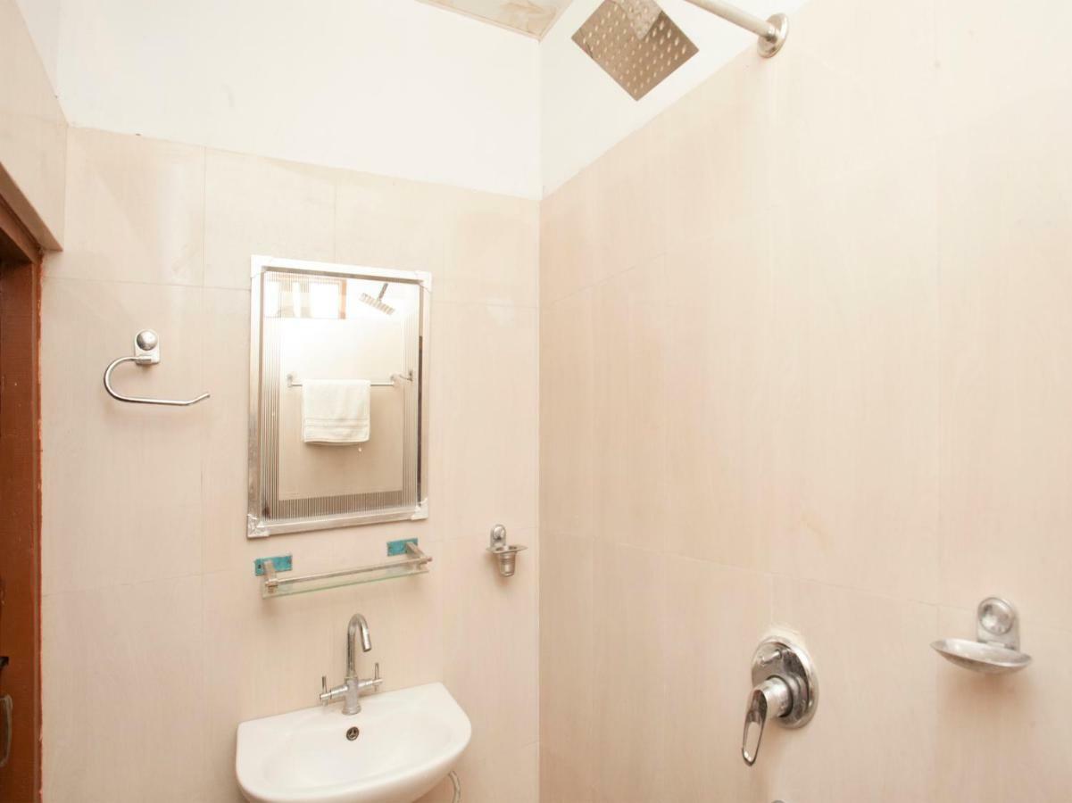 Spot On 486 Hotel Holy Lodge Sauraha Extérieur photo