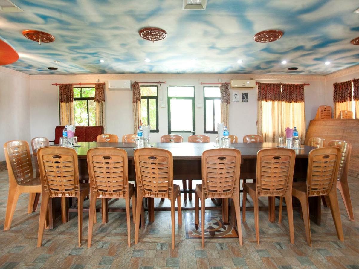 Spot On 486 Hotel Holy Lodge Sauraha Extérieur photo