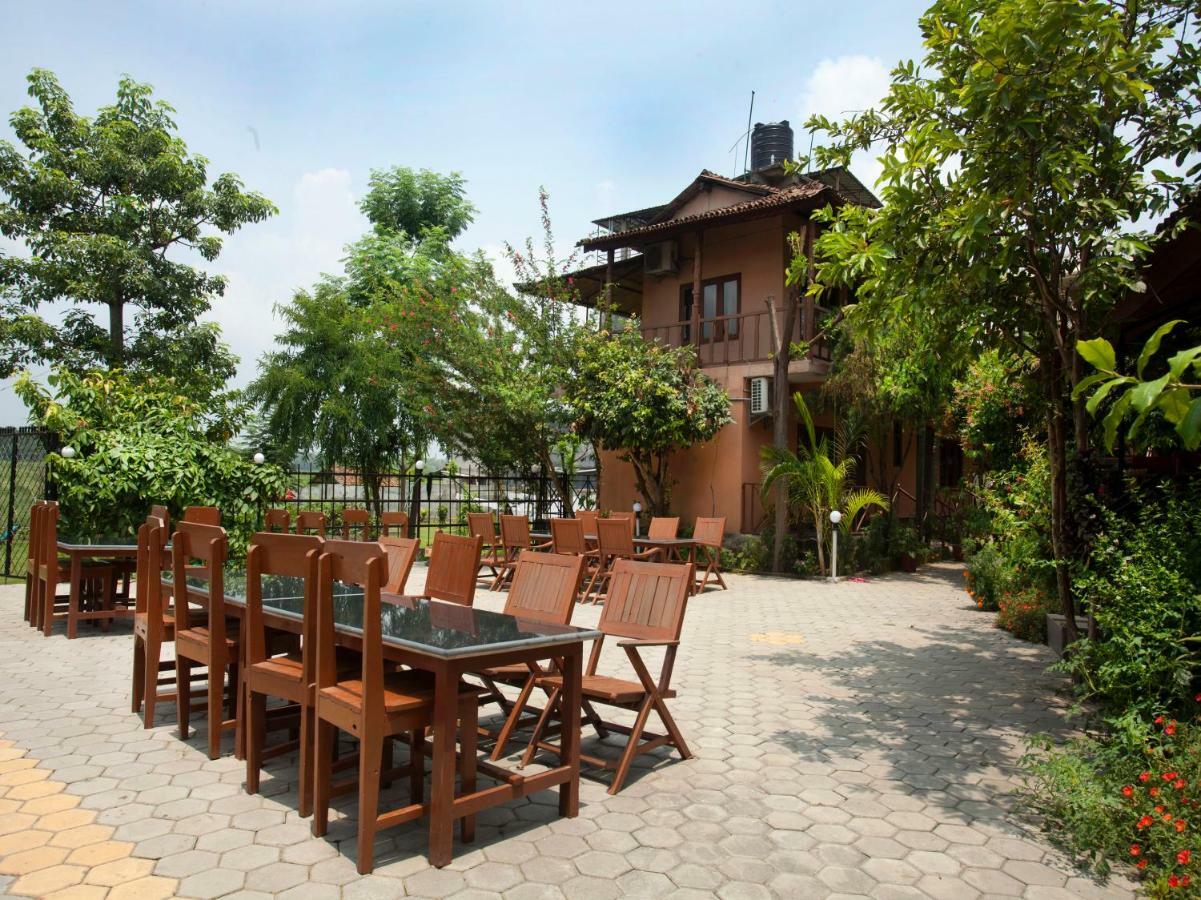 Spot On 486 Hotel Holy Lodge Sauraha Extérieur photo