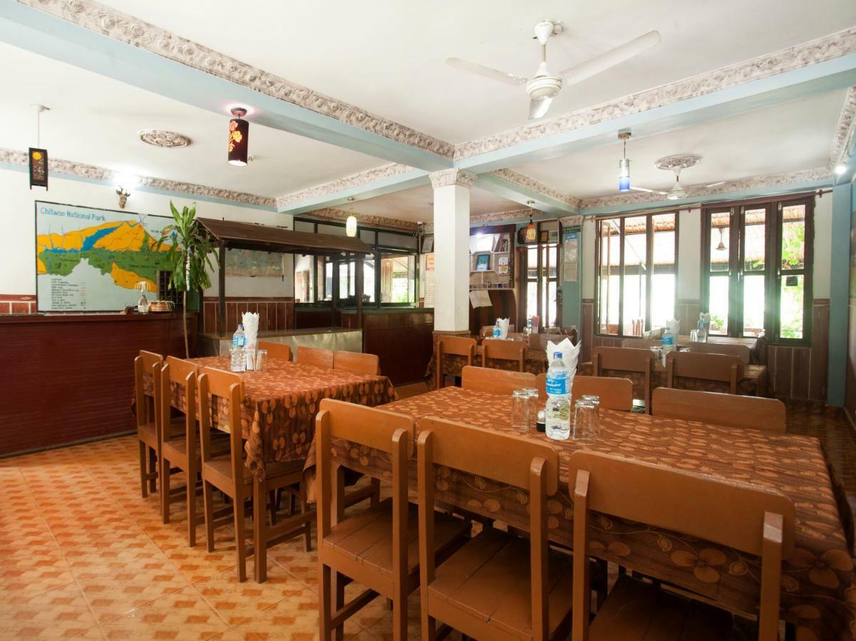 Spot On 486 Hotel Holy Lodge Sauraha Extérieur photo