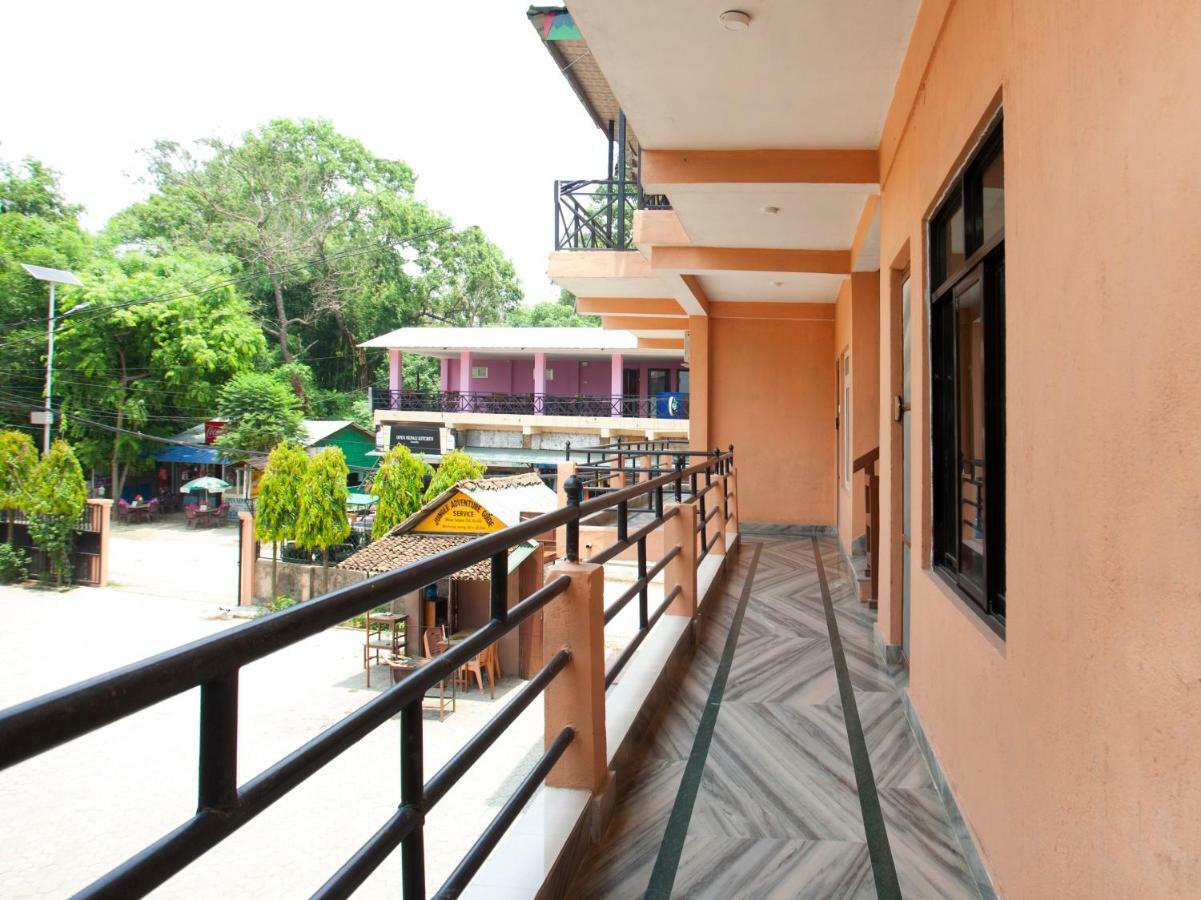 Spot On 486 Hotel Holy Lodge Sauraha Extérieur photo