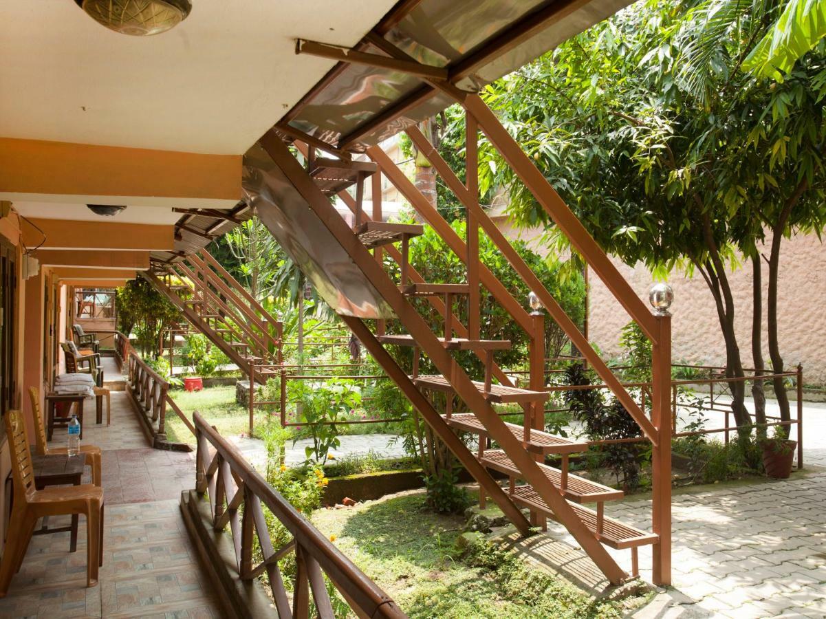 Spot On 486 Hotel Holy Lodge Sauraha Extérieur photo