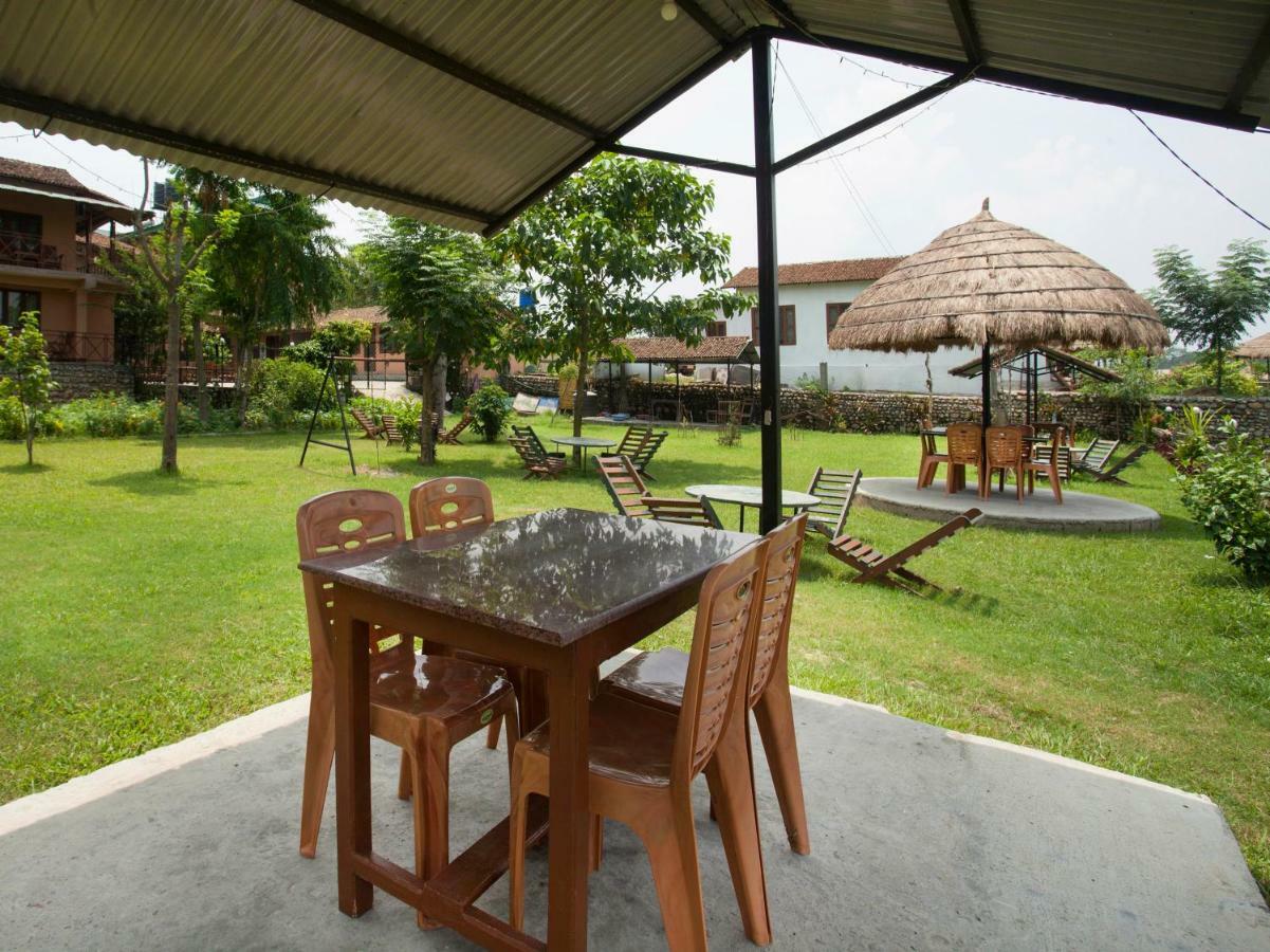 Spot On 486 Hotel Holy Lodge Sauraha Extérieur photo
