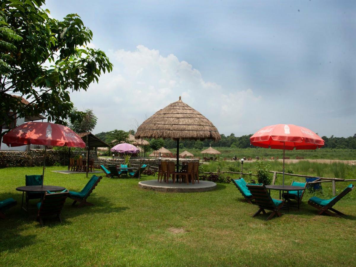 Spot On 486 Hotel Holy Lodge Sauraha Extérieur photo