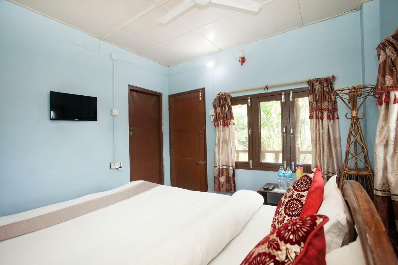 Spot On 486 Hotel Holy Lodge Sauraha Extérieur photo