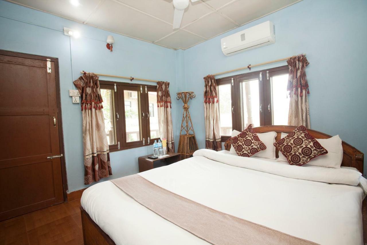 Spot On 486 Hotel Holy Lodge Sauraha Extérieur photo